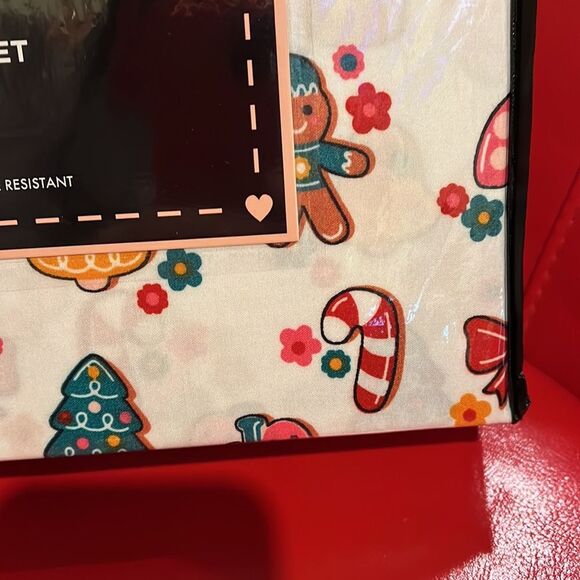 NIP Betsey Johnson Holly Jolly Cookies microfiber sheet set - Picture 3 of 4